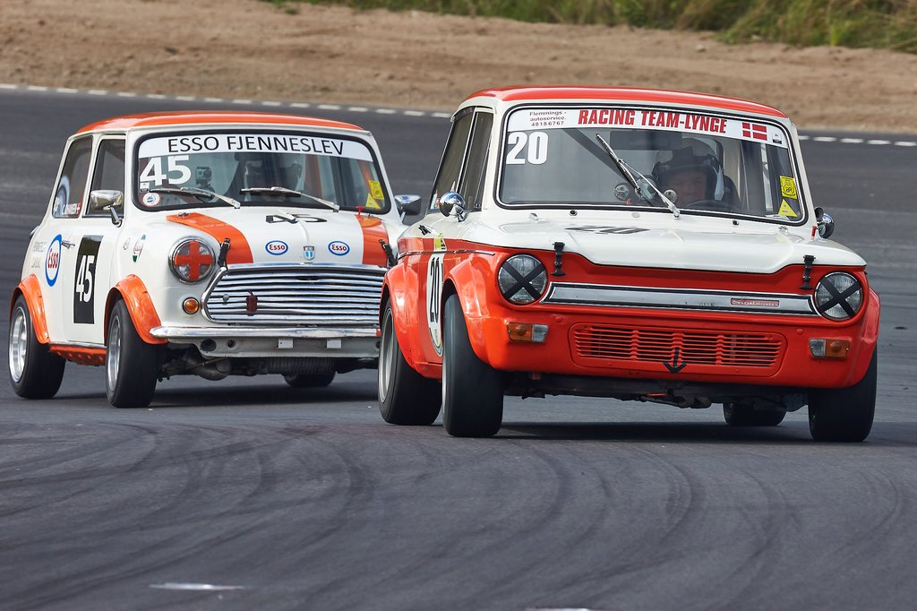 Man kan opleve eller genopleve (hvis man er gammel nok) Sunbeam Imp versus Mini Cooper S, samt en perlerække af andre klassikere, på Ring Djursland i weekenden, den 9.-10. september
(Foto: Ib Trebbien)